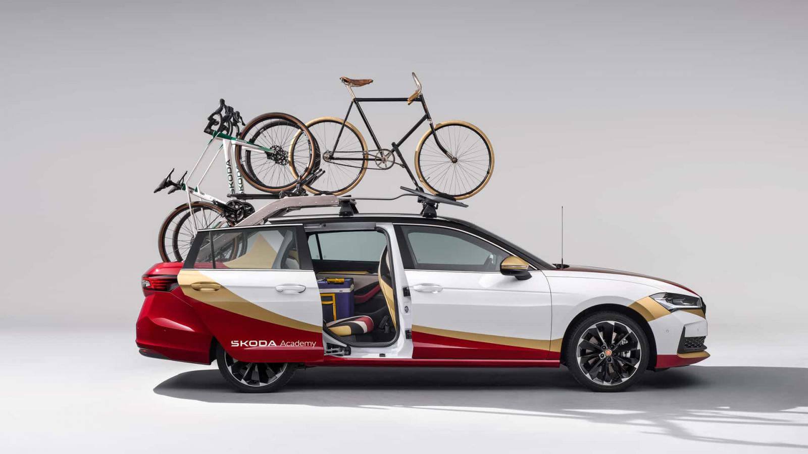 Το Skoda Superb έγινε Pick-up με περίεργη πίσω πόρτα!